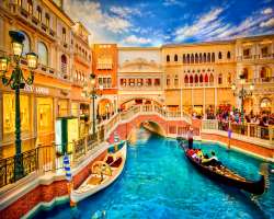 The place has the most amazing Italian ambience by the boat facility. The place which lets you experience two places at a single time the aura of Ital